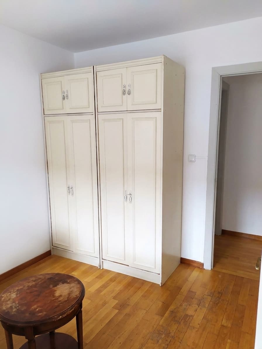 Antes: Habitación infantil con pared en verde salvia y ventana en arco