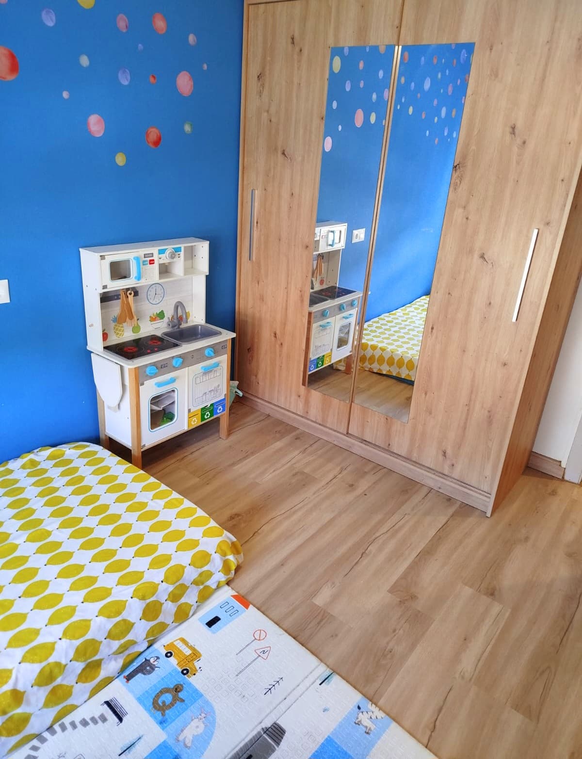 Después: Habitación infantil con pared en verde salvia y ventana en arco